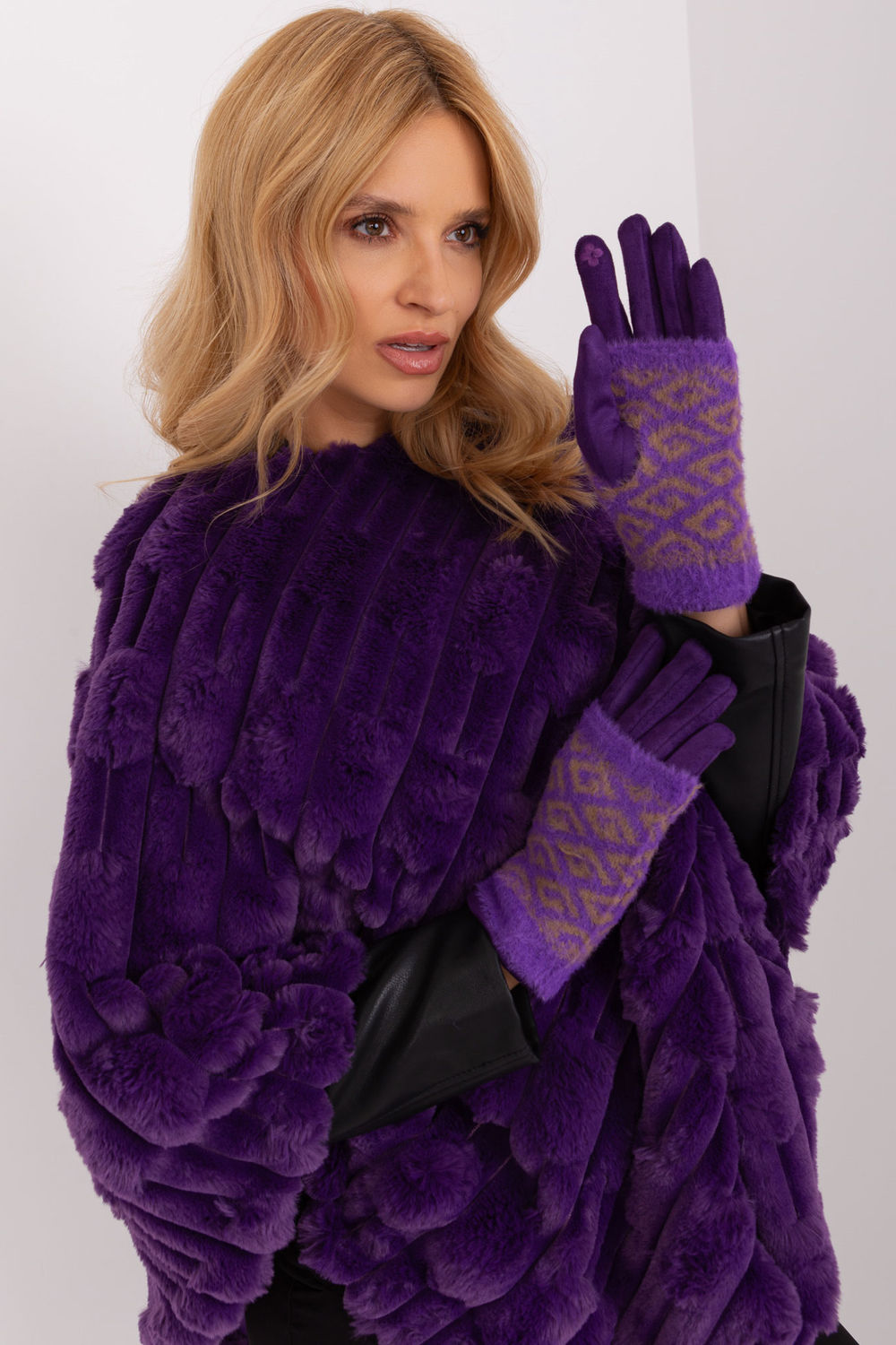 Gloves model 190817 AT
