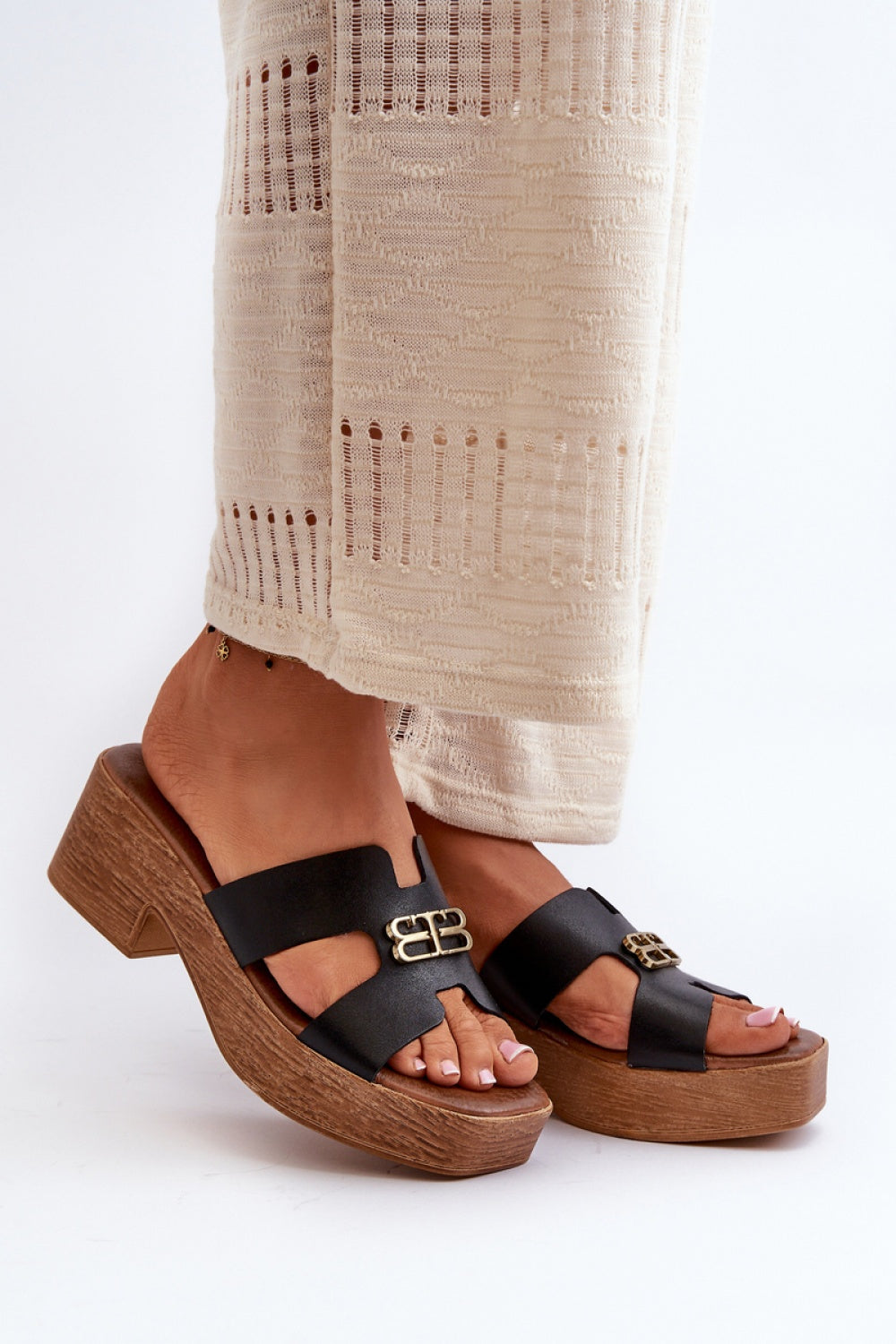 Slippers model 198267 Step in style