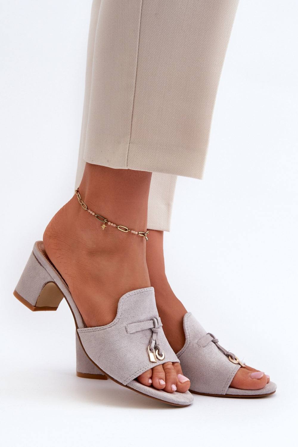 Slippers model 198671 Step in style