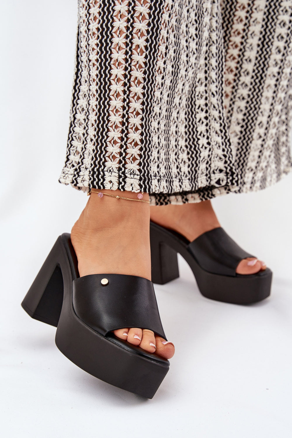 Slippers model 209945 Step in style