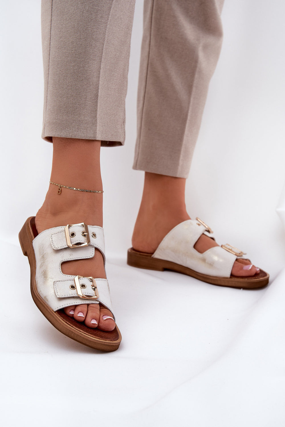 Slippers model 210174 Step in style