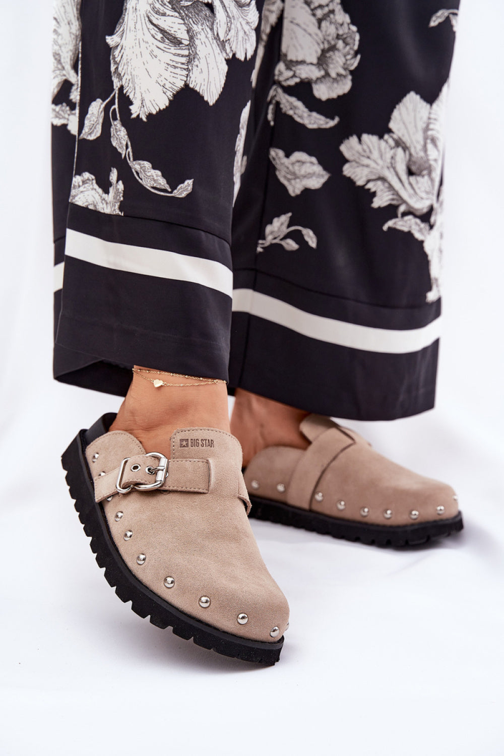 Slippers model 211679 Step in style
