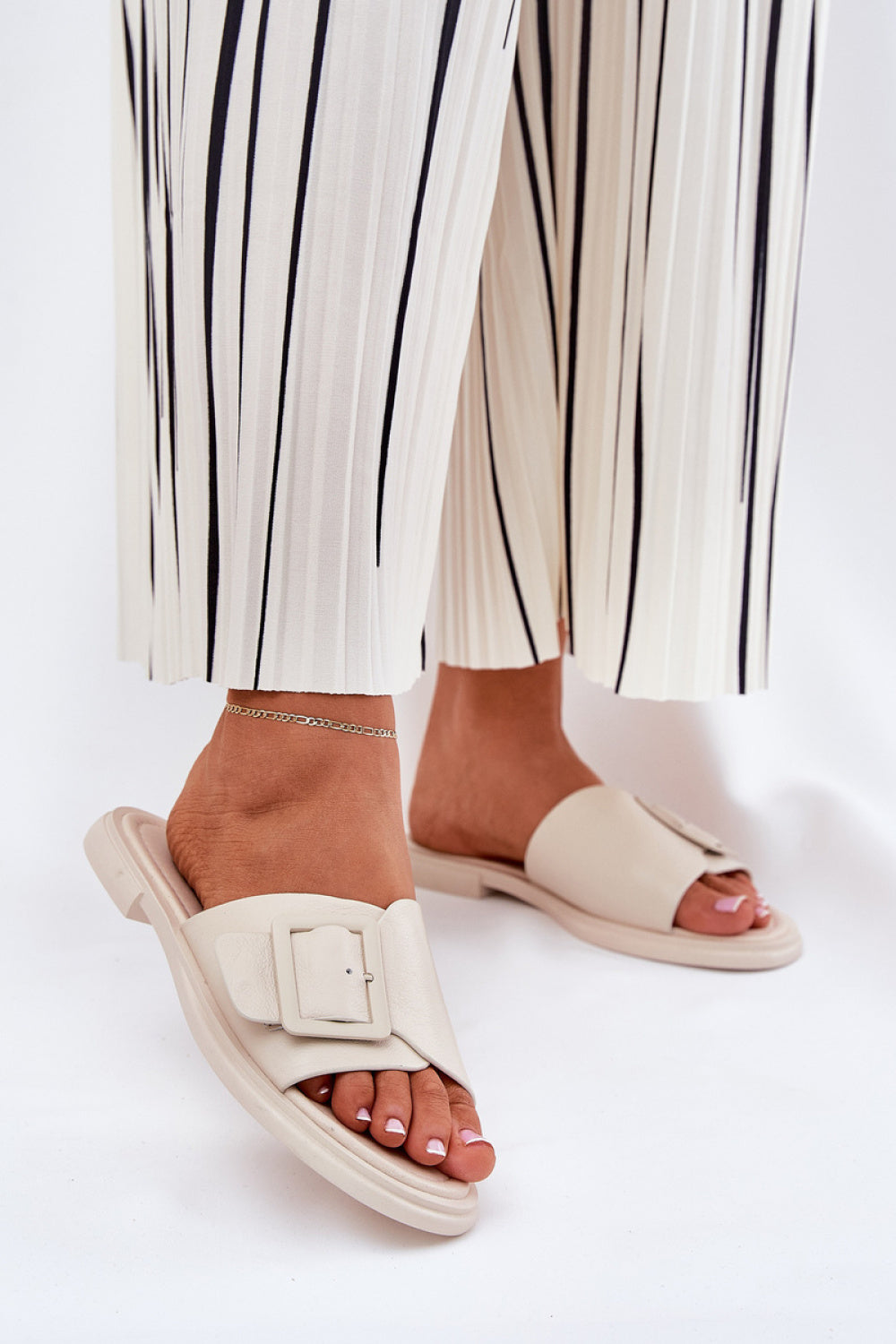 Slippers model 211959 Step in style