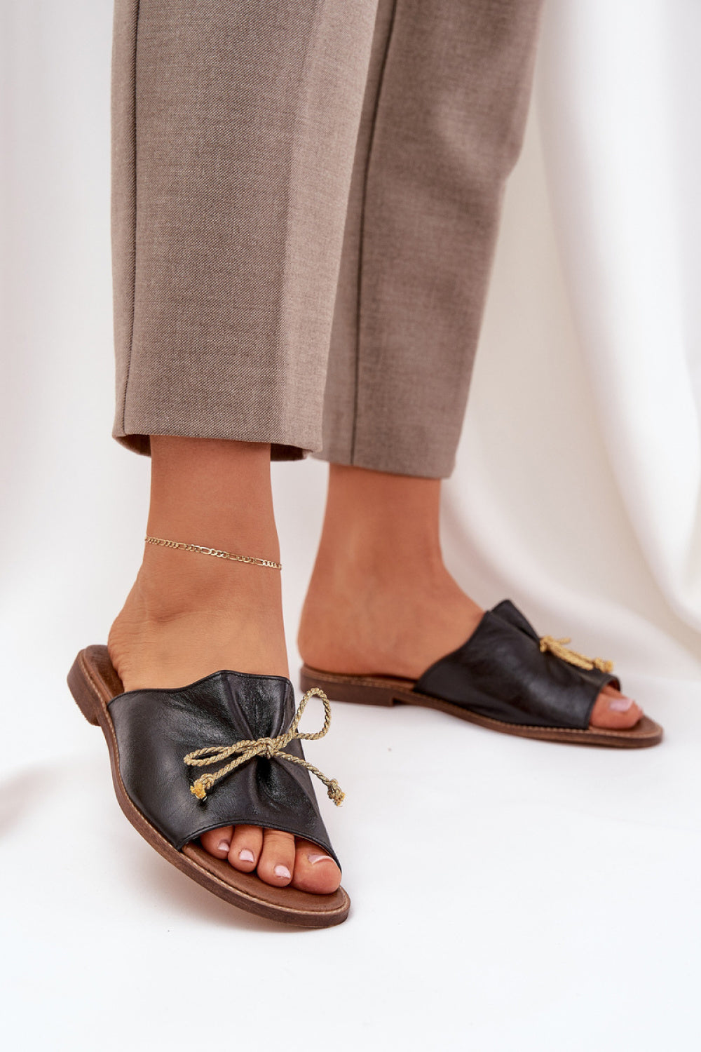 Slippers model 211971 Step in style