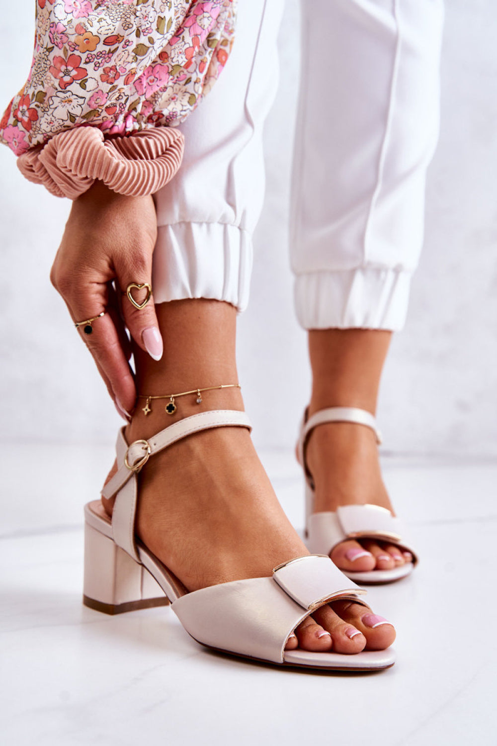 Sandals with heels model 212717 Step in style