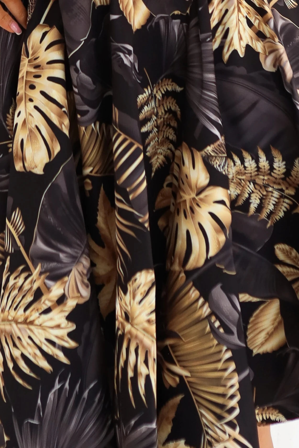 114-18 Schwarzes Midikleid mit elegantem Oberteil und ausgestelltem Rock - goldene Blätter