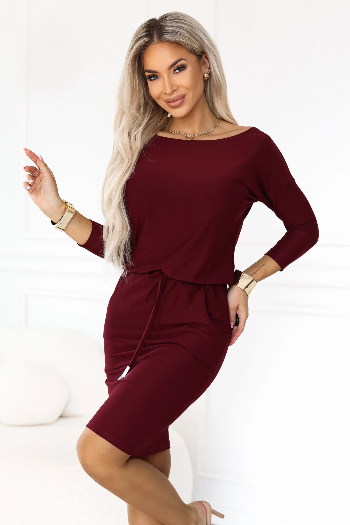 13-174 Sportliches Midikleid mit Taschen und Bindegürtel in der Taille
