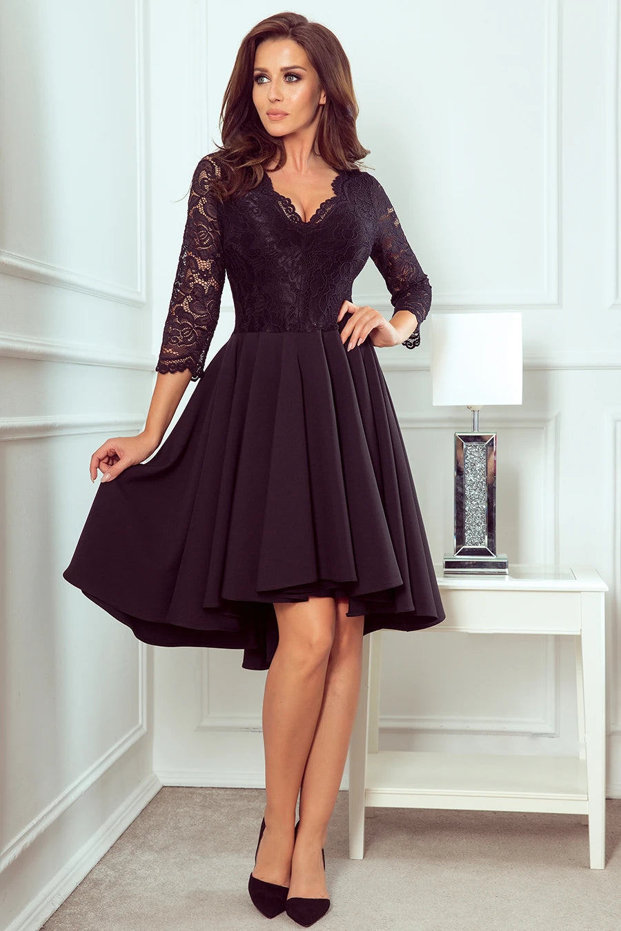 210-10 NICOLLE - Kleid mit längerem Rücken mit Spitzenausschnitt