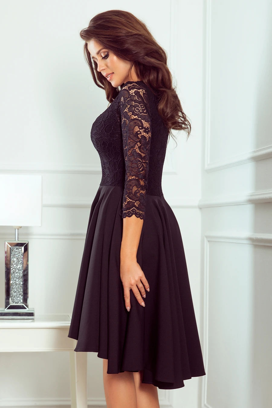 210-10 NICOLLE - Kleid mit längerem Rücken mit Spitzenausschnitt