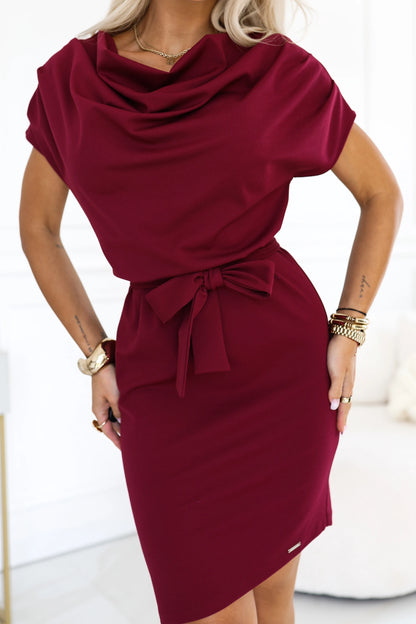 240-11 ROXI Bequemes Kleid mit asymmetrischem Rock und Gürtel - bordeauxrot