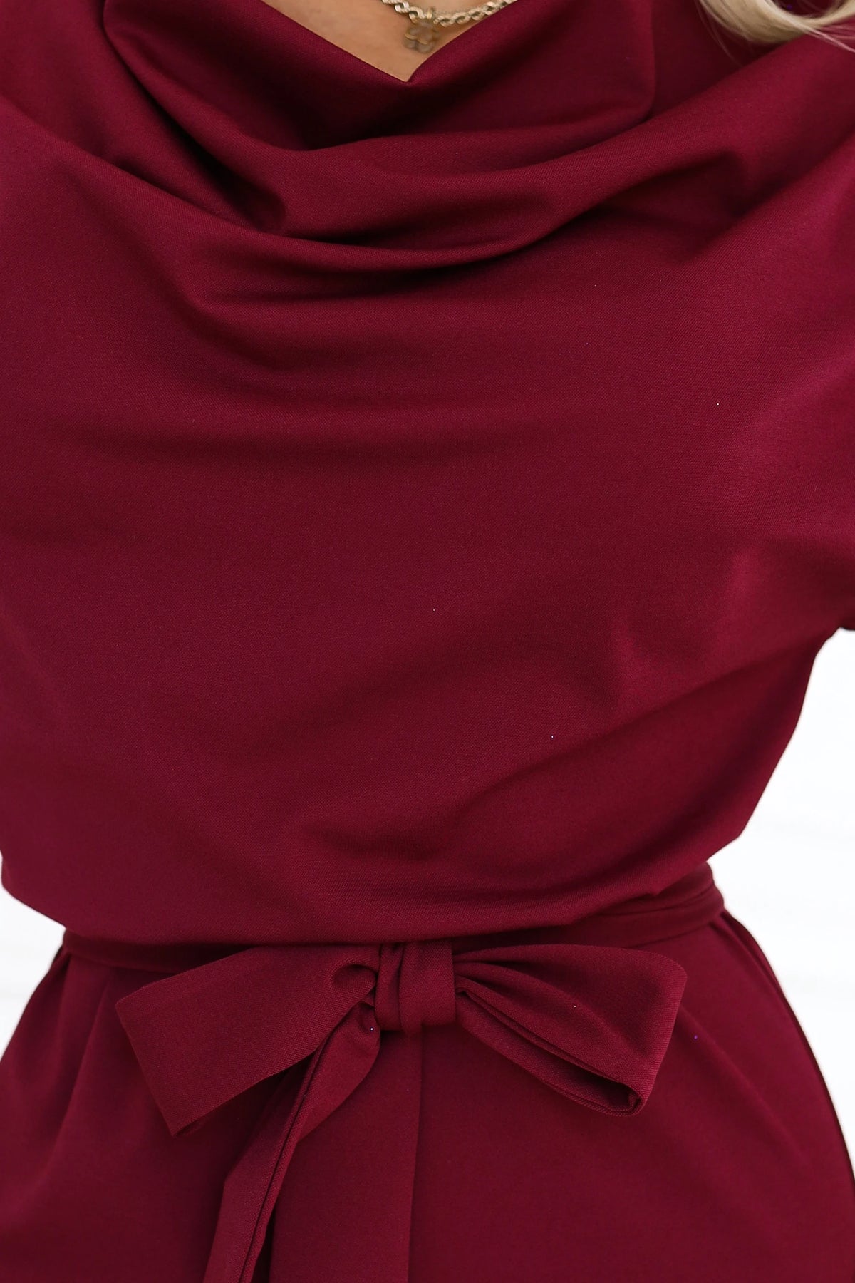 240-11 ROXI Bequemes Kleid mit asymmetrischem Rock und Gürtel - bordeauxrot