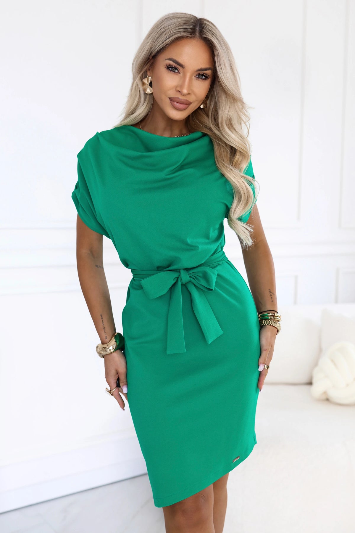 240-12 ROXI Bequemes Kleid mit asymmetrischem Rock und Gürtel