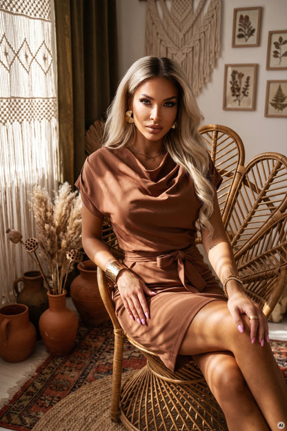 240-13 ROXI Bequemes Kleid mit asymmetrischem Rock und Gürtel - schokoladenbraun