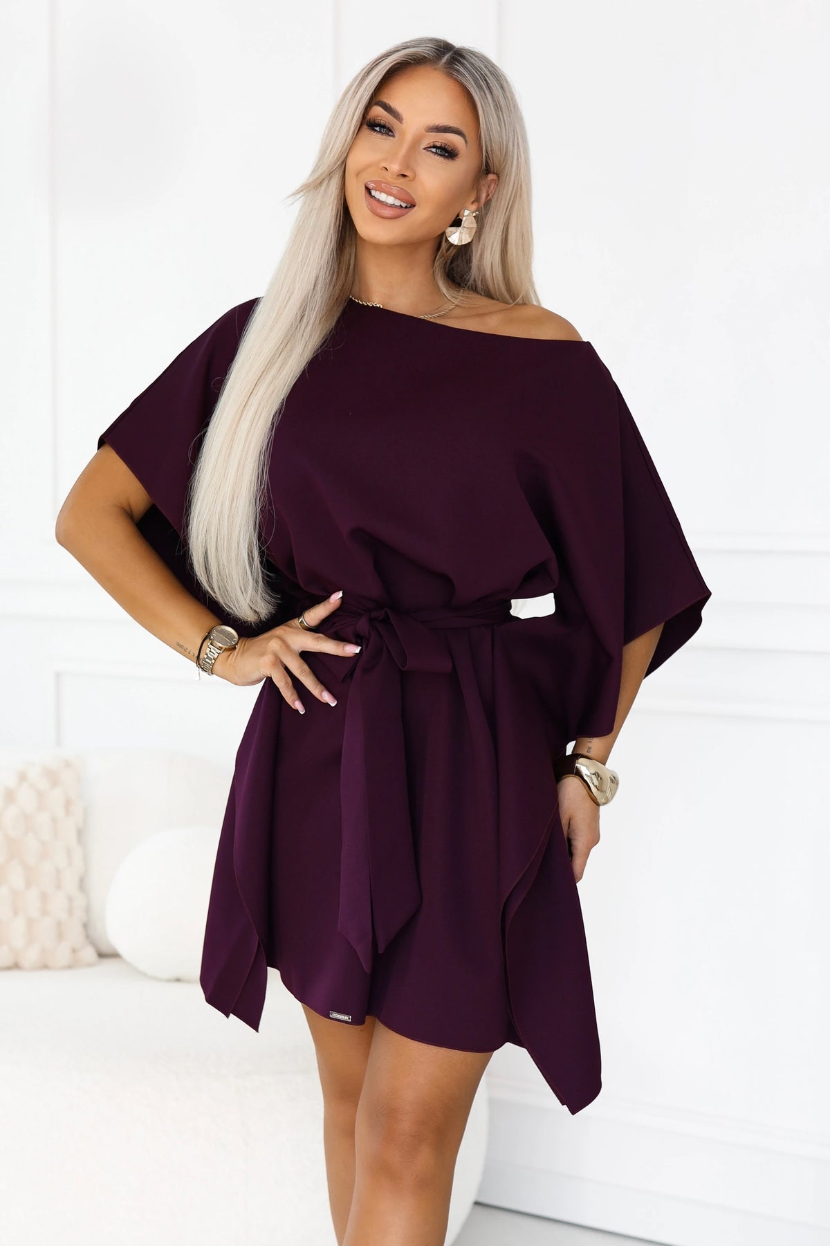 287-48 SOFIA Feminines Schmetterlingskleid mit Bindegürtel in der Taille - reife Pflaume