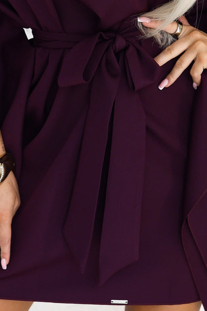 287-48 SOFIA Feminines Schmetterlingskleid mit Bindegürtel in der Taille - reife Pflaume