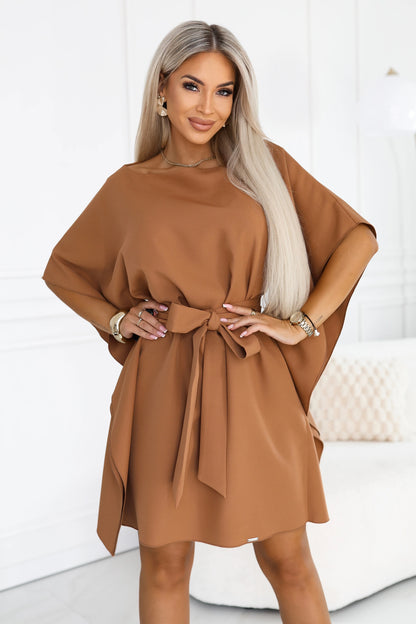287-49 SOFIA Feminines Schmetterlingskleid mit Bindegürtel in der Taille - Toffee