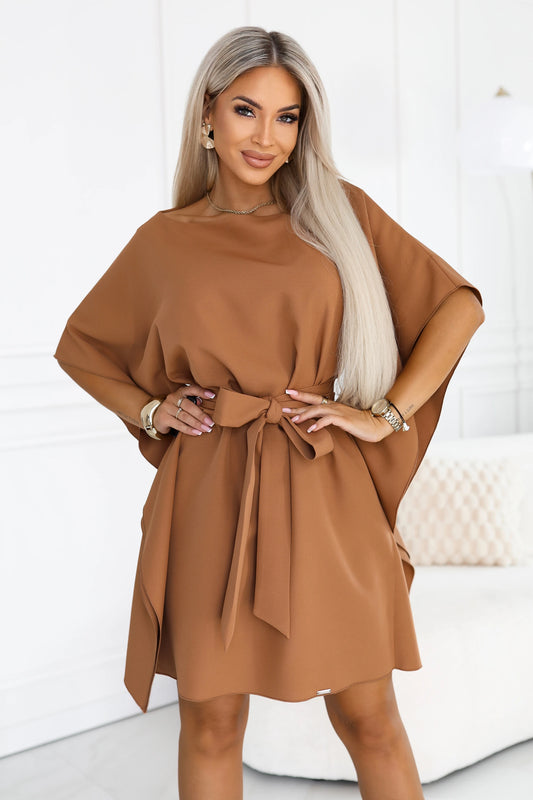 287-49 SOFIA Feminines Schmetterlingskleid mit Bindegürtel in der Taille - Toffee