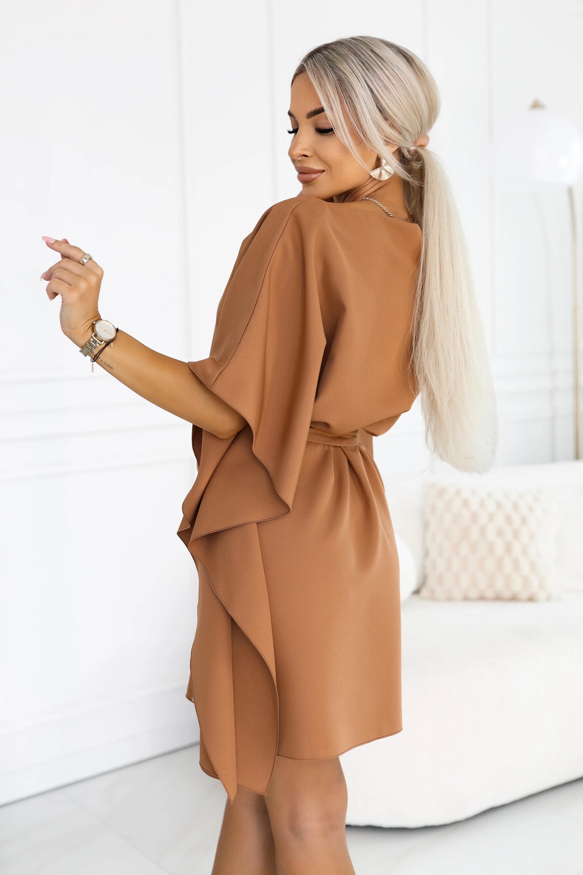 287-49 SOFIA Feminines Schmetterlingskleid mit Bindegürtel in der Taille - Toffee