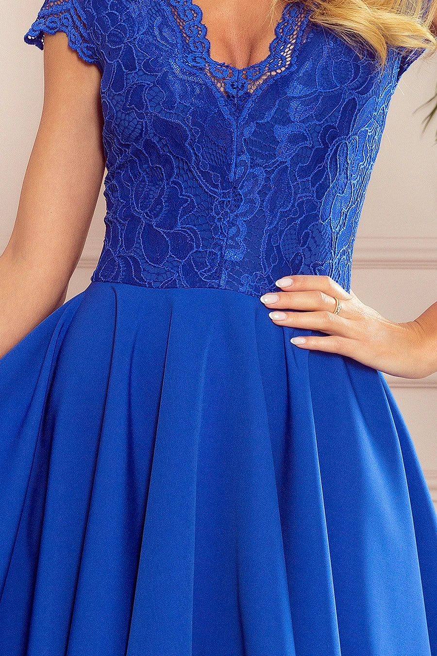 300-3 PATRICIA - Kleid mit längerem Rücken mit Spitzenausschnitt