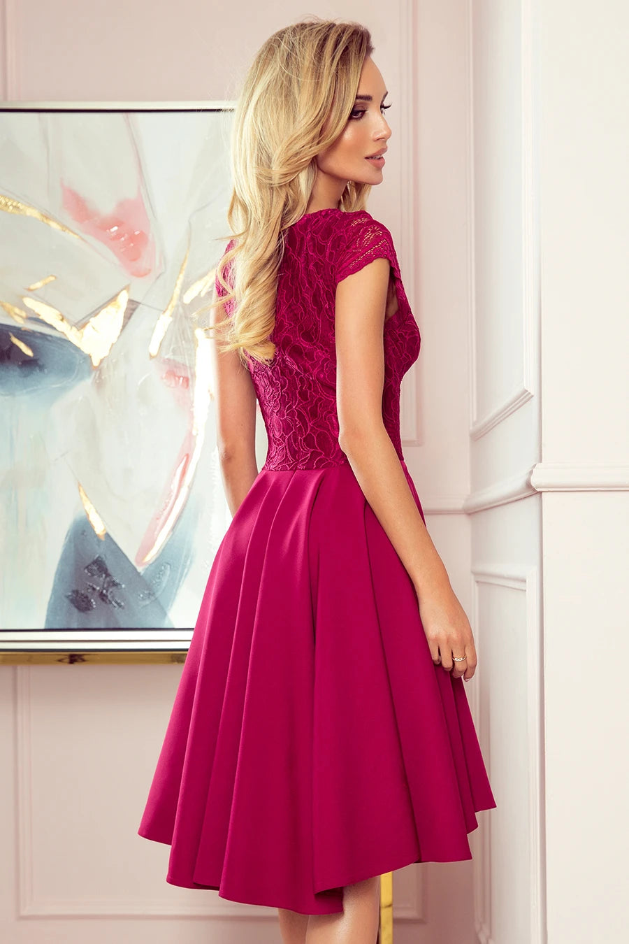 300-4 PATRICIA - Kleid mit längerem Rücken mit Spitzenausschnitt - Burgunder Farbe