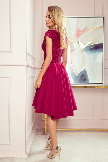 300-4 PATRICIA - Kleid mit längerem Rücken mit Spitzenausschnitt - Burgunder Farbe