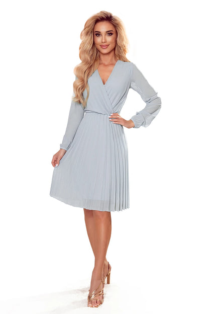 313-11 ISABELLE Plisseekleid mit Ausschnitt und Langarm