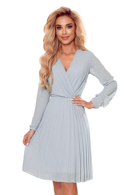 313-11 ISABELLE Plisseekleid mit Ausschnitt und Langarm