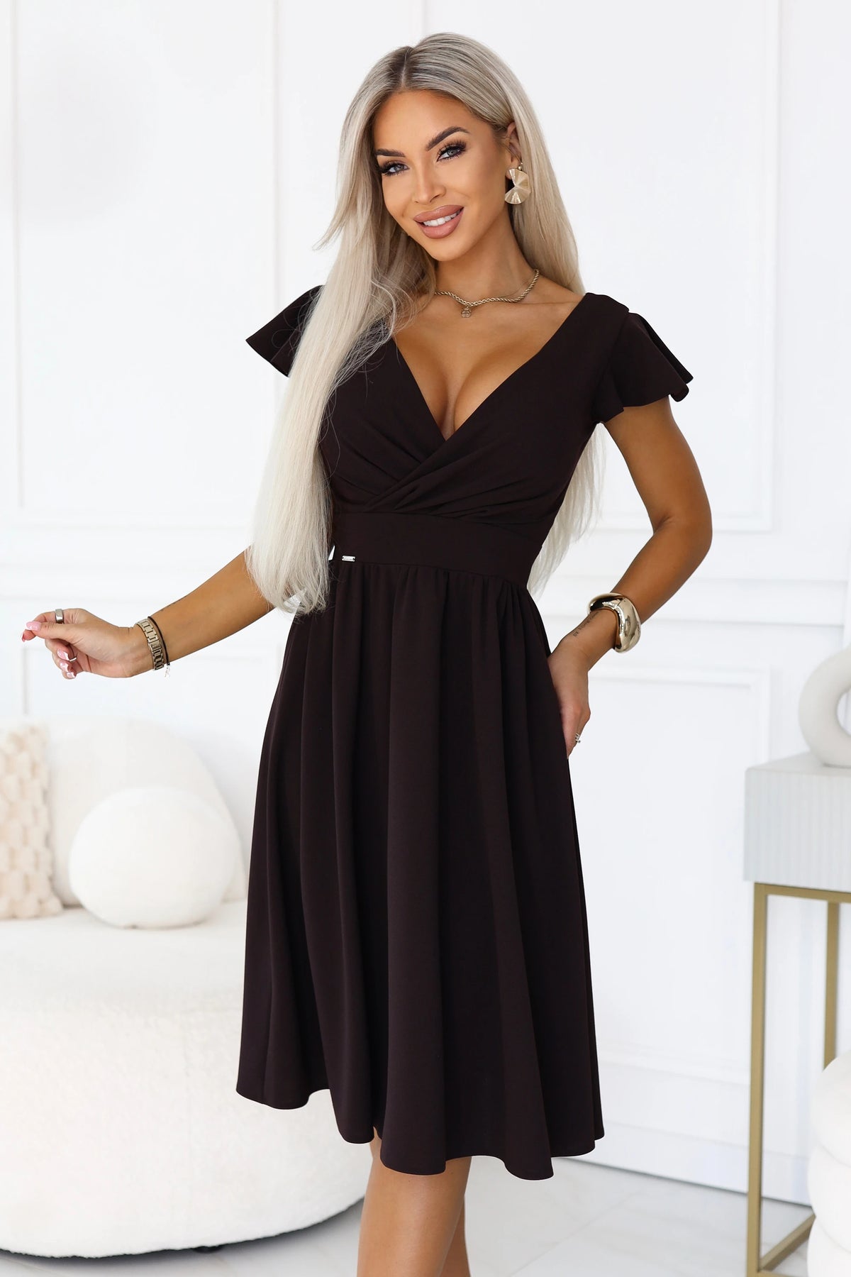 425-19 MATILDE Kleid mit Ausschnitt und kurzem Ärmel - Schokoladenbraun
