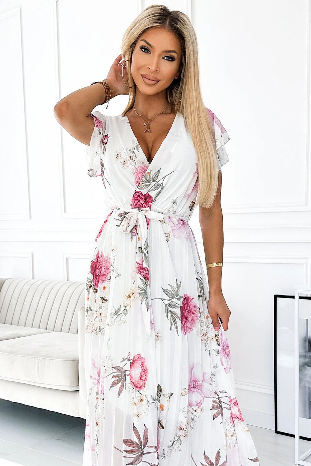 434-6 LISA Plissee-Midikleid mit Ausschnitt und Rüschen - Frühlingsblumen auf weißem Hintergrund
