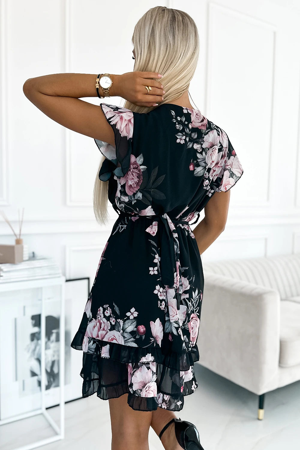 468-2 PATRIZIA Kleid mit Umschlagausschnitt, Gürtel und kurzen Ärmeln – schwarz mit Rosen