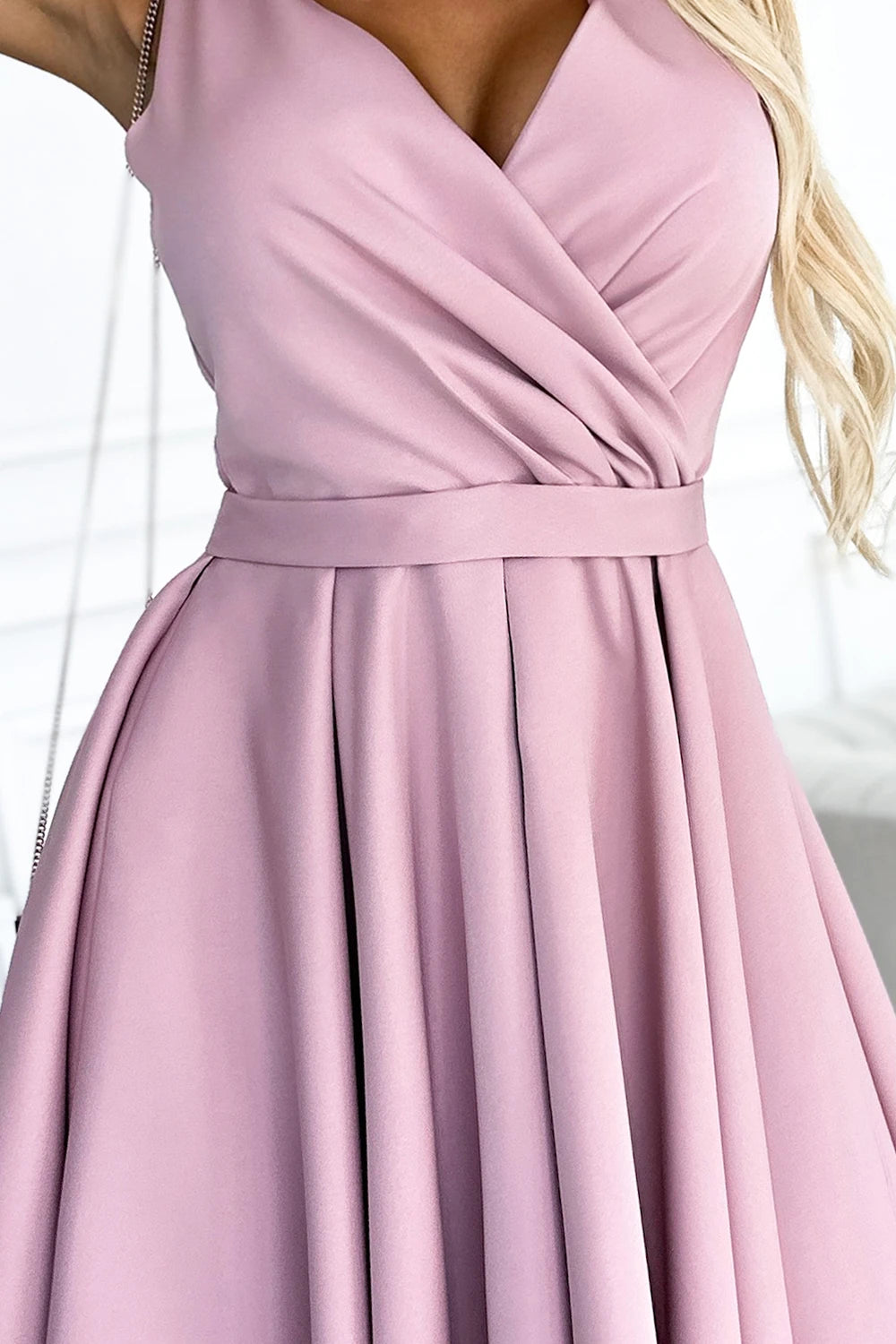 478-2 MAYA Kleid mit längerem Rücken, Ausschnitt und Gürtel - schmutziges