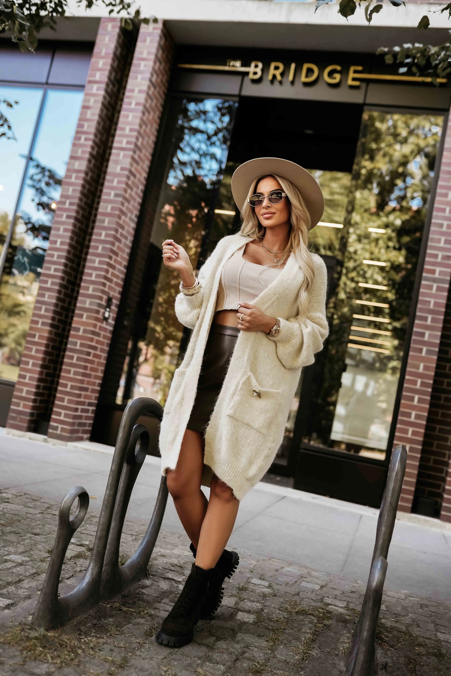 628-1 Modischer Oversize-Cardigan mit dekorativer Brosche und praktischen Taschen
