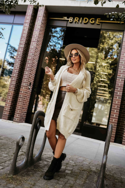 628-1 Modischer Oversize-Cardigan mit dekorativer Brosche und praktischen Taschen