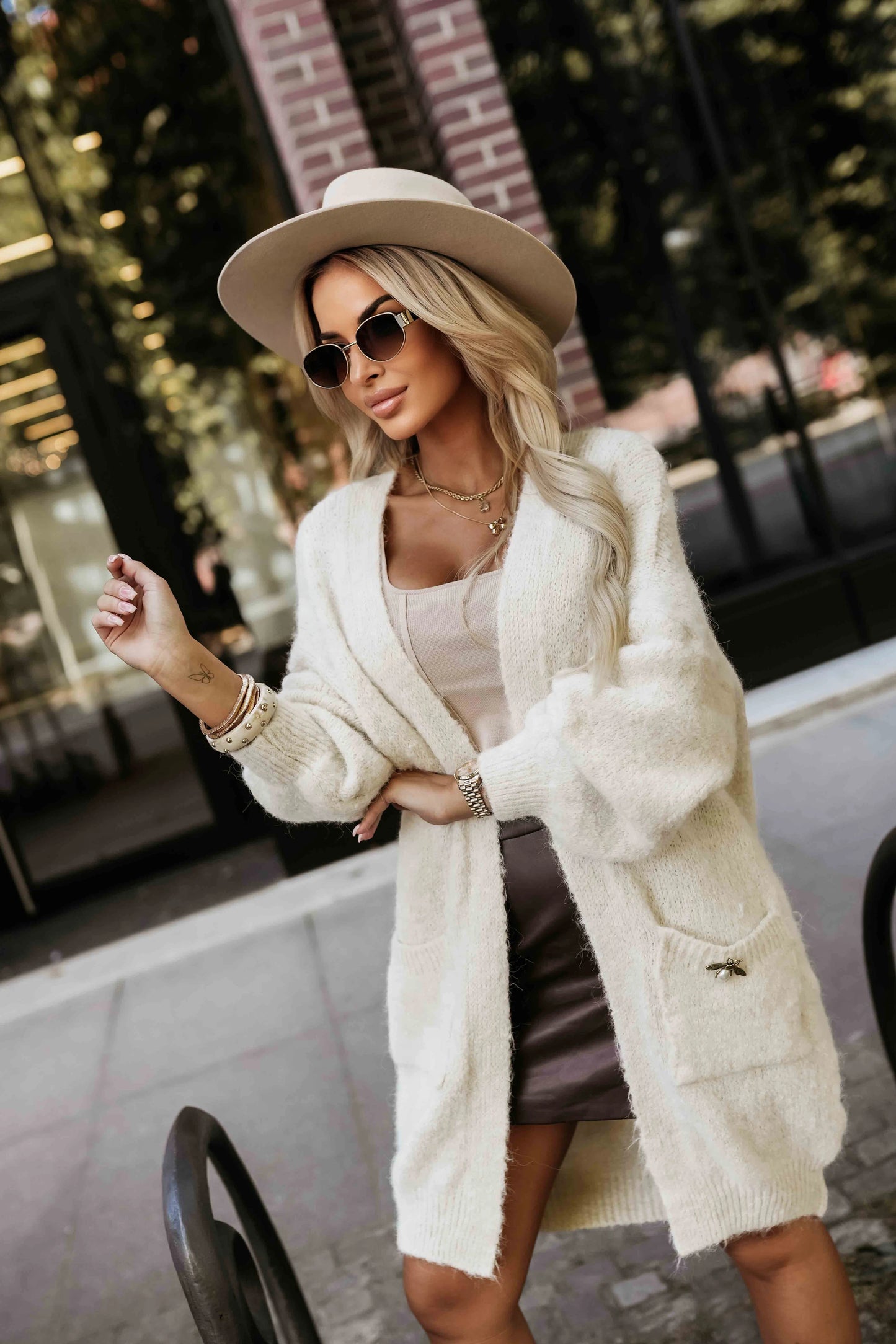 628-1 Modischer Oversize-Cardigan mit dekorativer Brosche und praktischen Taschen