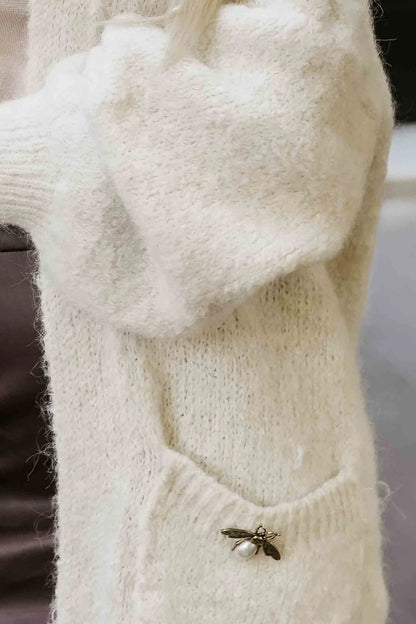 628-1 Modischer Oversize-Cardigan mit dekorativer Brosche und praktischen Taschen