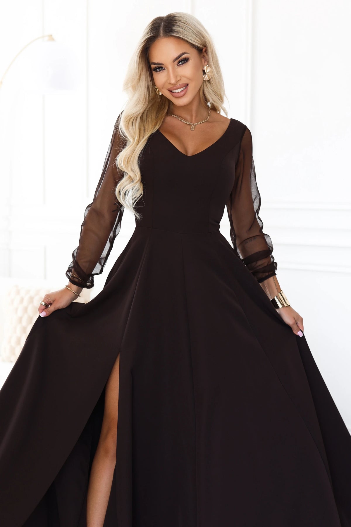 640-8 LORETTA Außergewöhnliches langes Kleid mit Tüllärmeln und Ausschnitt - schokoladenbraun