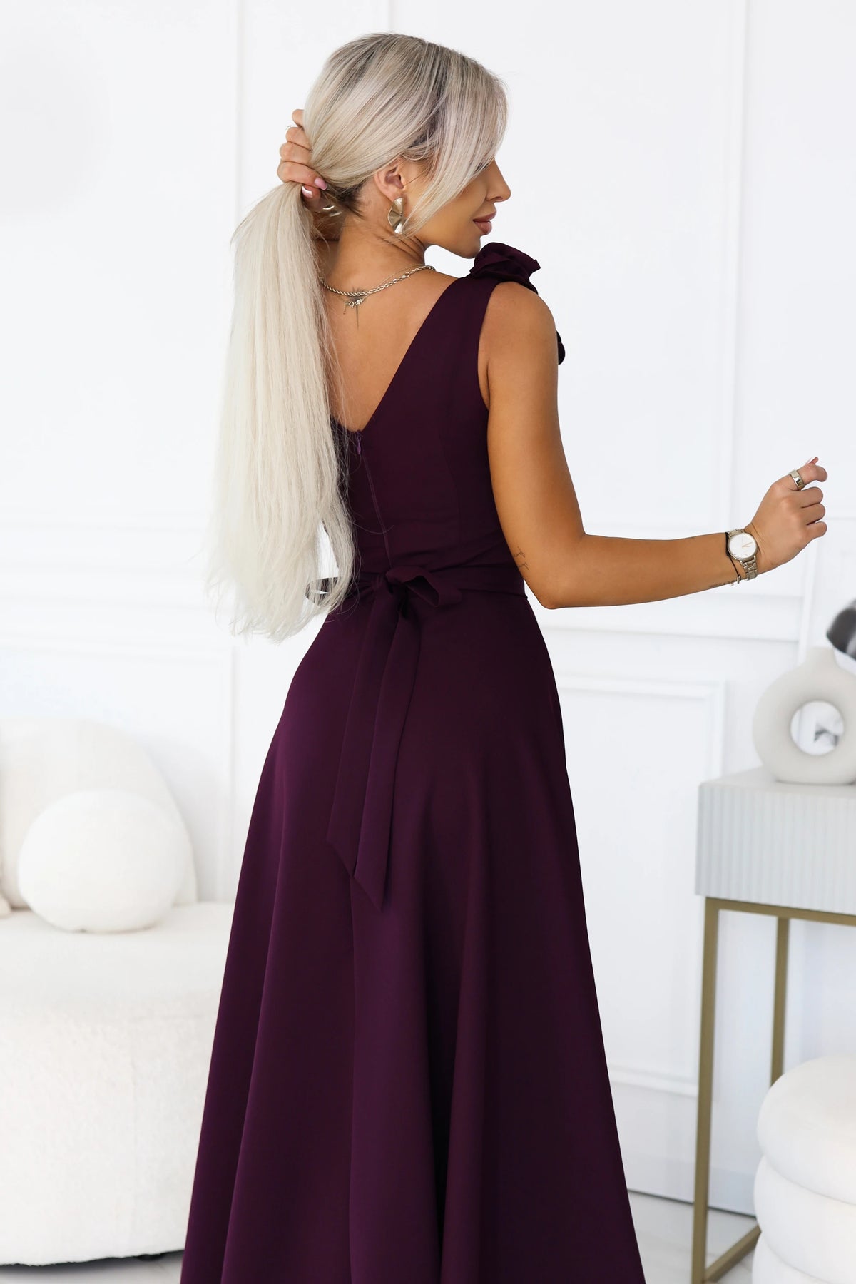 643-11 Elegantes Maxi-Abendkleid mit Schlitz und Rosen - reife Pflaume