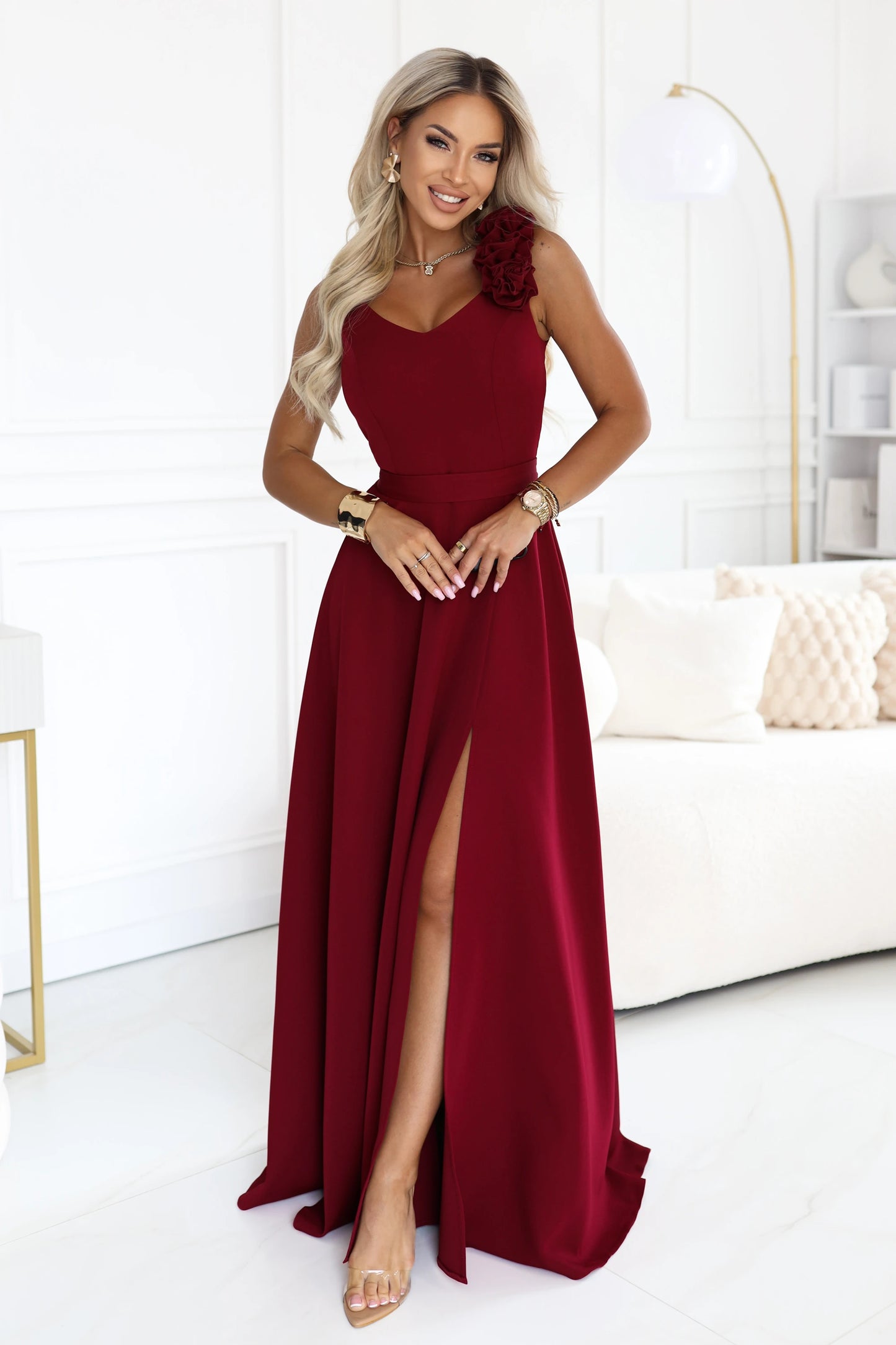 643-9 Elegantes Abend-Maxikleid mit Schlitz und Rosen - bordeauxrot