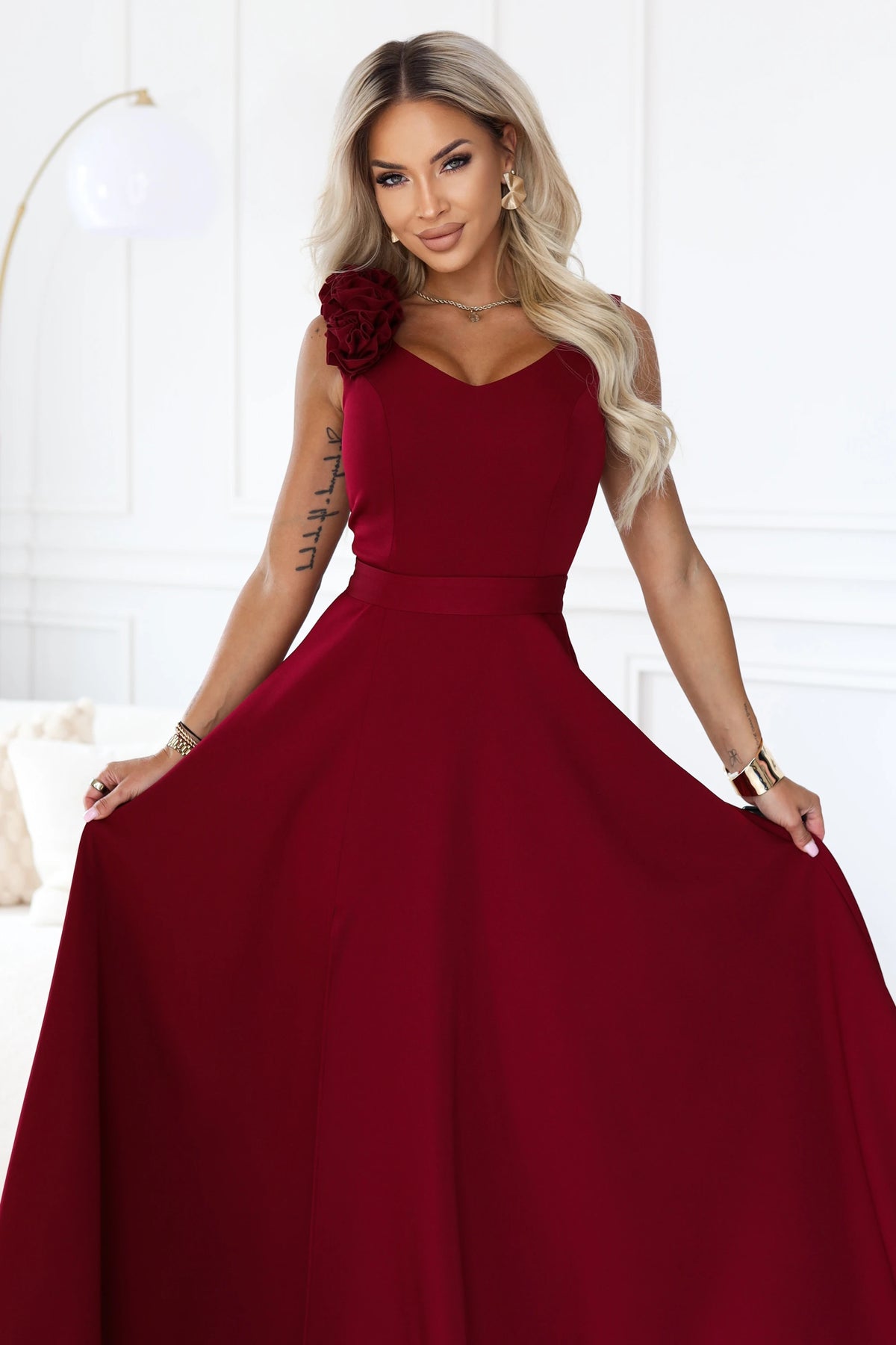 643-9 Elegantes Abend-Maxikleid mit Schlitz und Rosen - bordeauxrot