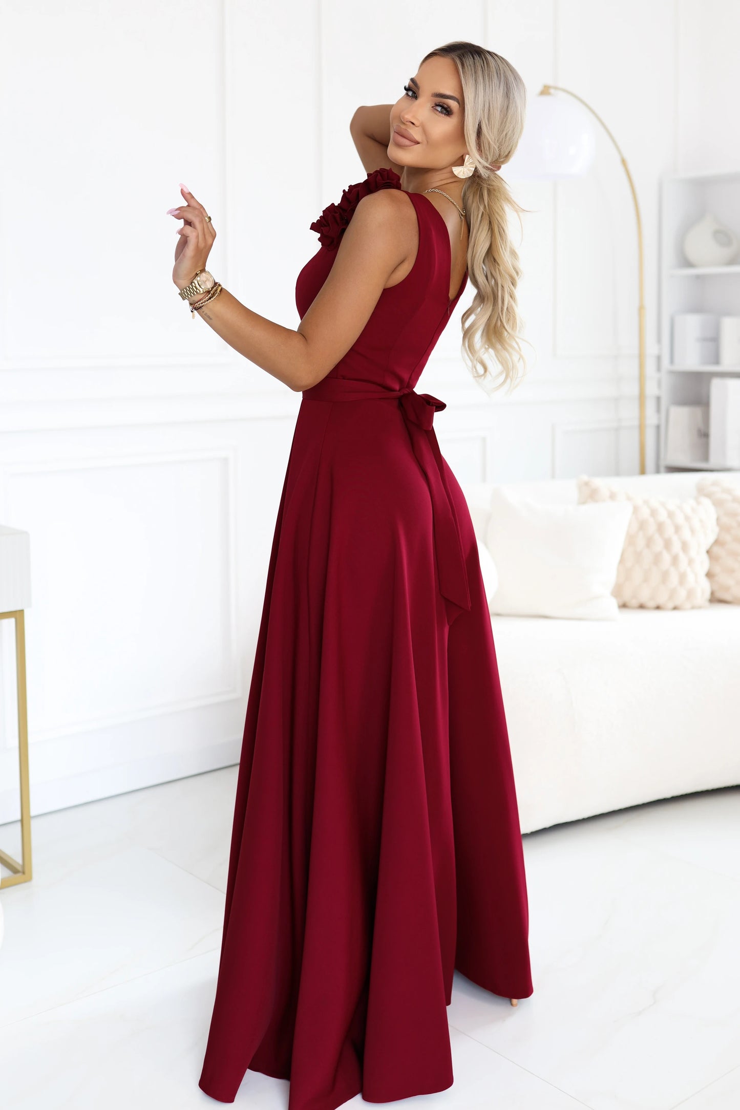 643-9 Elegantes Abend-Maxikleid mit Schlitz und Rosen - bordeauxrot