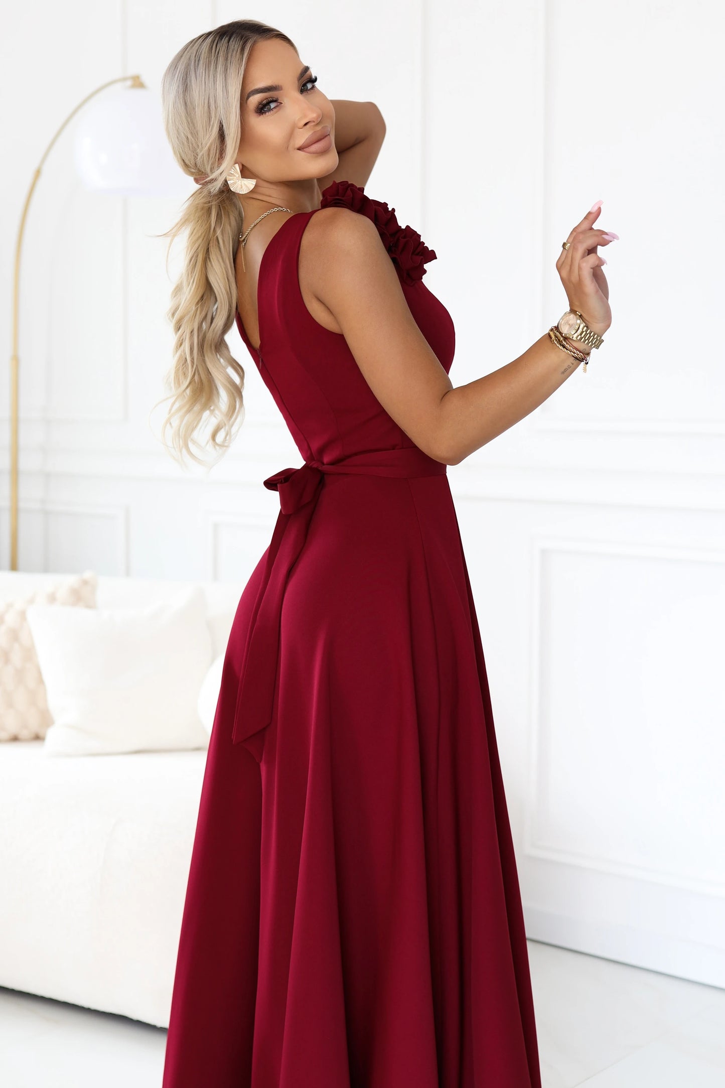643-9 Elegantes Abend-Maxikleid mit Schlitz und Rosen - bordeauxrot