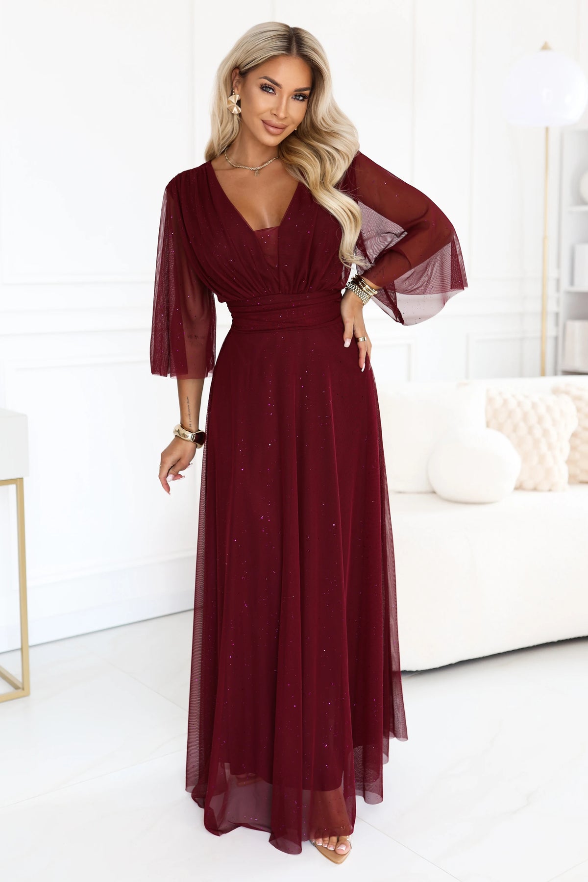 654-6 Langes schimmerndes Plus-Size-Kleid mit Ausschnitt und transparentem Ärmel - bordeauxrot