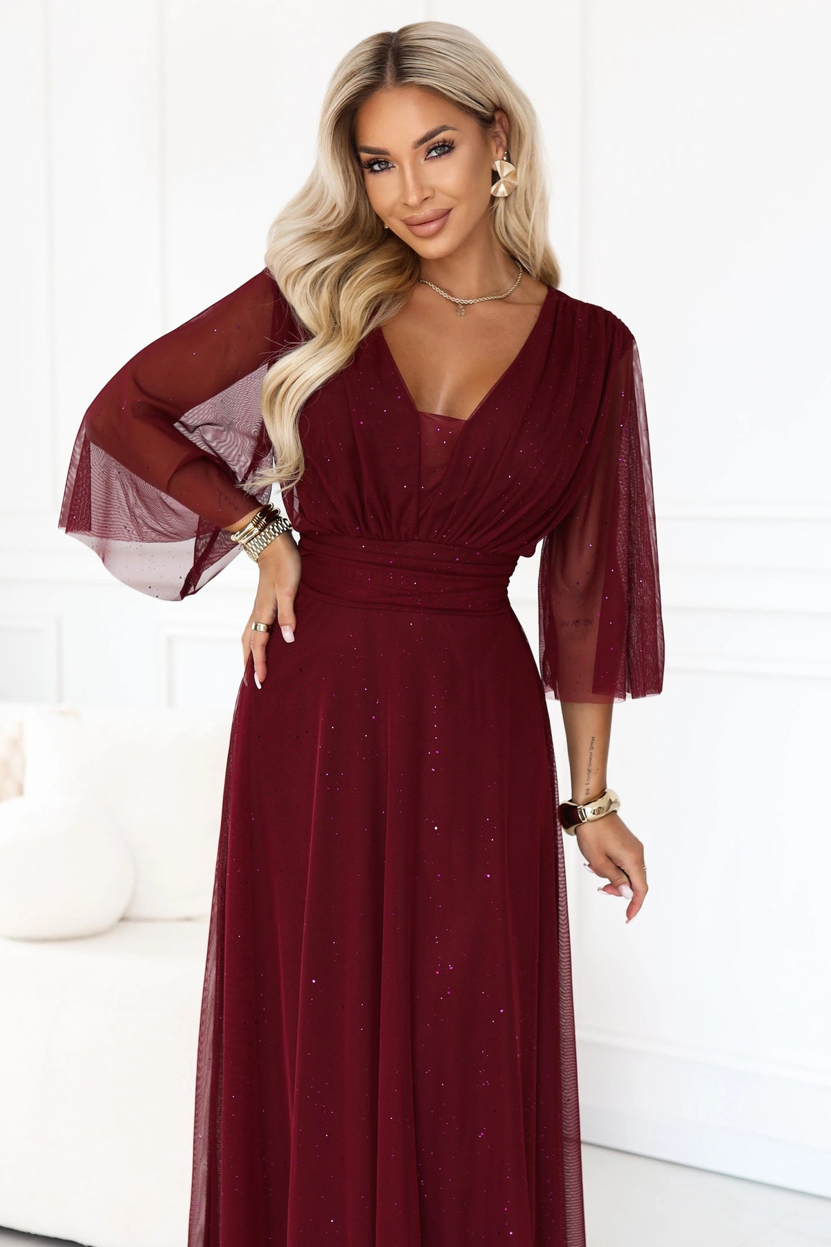 654-6 Langes schimmerndes Plus-Size-Kleid mit Ausschnitt und transparentem Ärmel - bordeauxrot