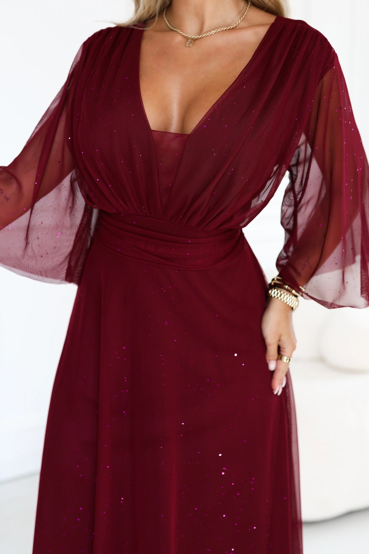 654-6 Langes schimmerndes Plus-Size-Kleid mit Ausschnitt und transparentem Ärmel - bordeauxrot