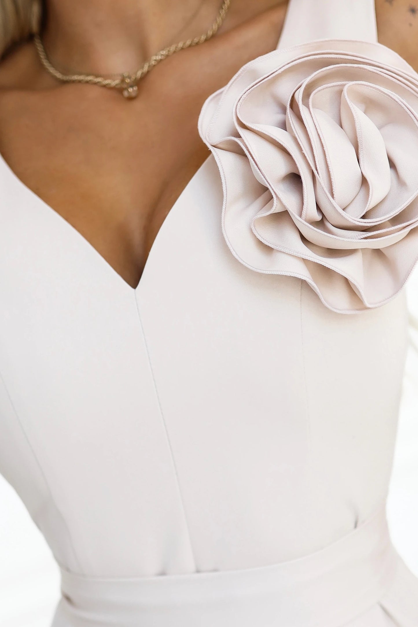 669-3 Romantisches Maxi-Kleid mit Blume auf der Schulter und Schlitz