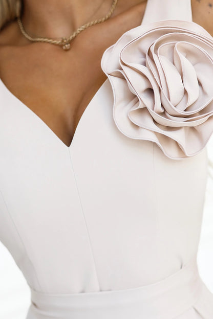 669-3 Romantisches Maxi-Kleid mit Blume auf der Schulter und Schlitz