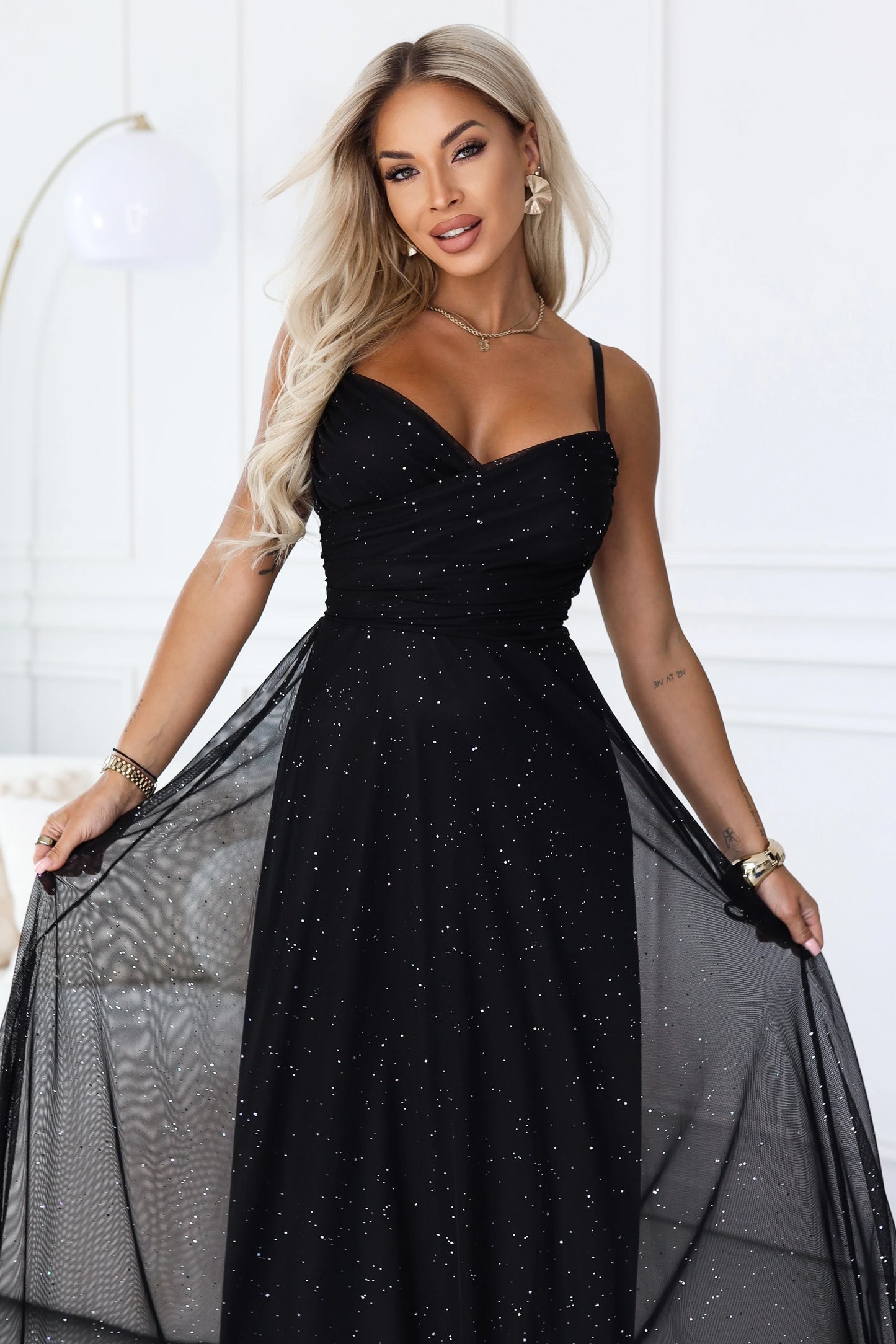 680-1 Glitzer-Maxikleid mit Trägern und Wickelausschnitt