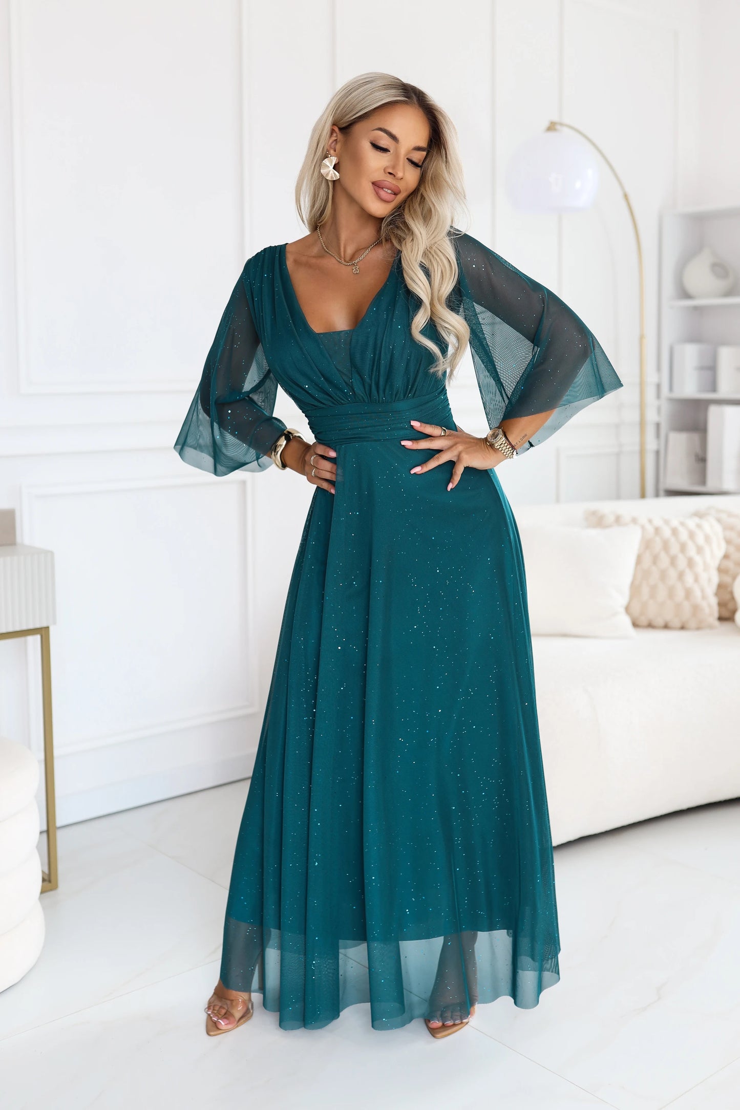 682-1 SOLENNE Langes schimmerndes Kleid mit Ausschnitt und Ärmel - meergrün