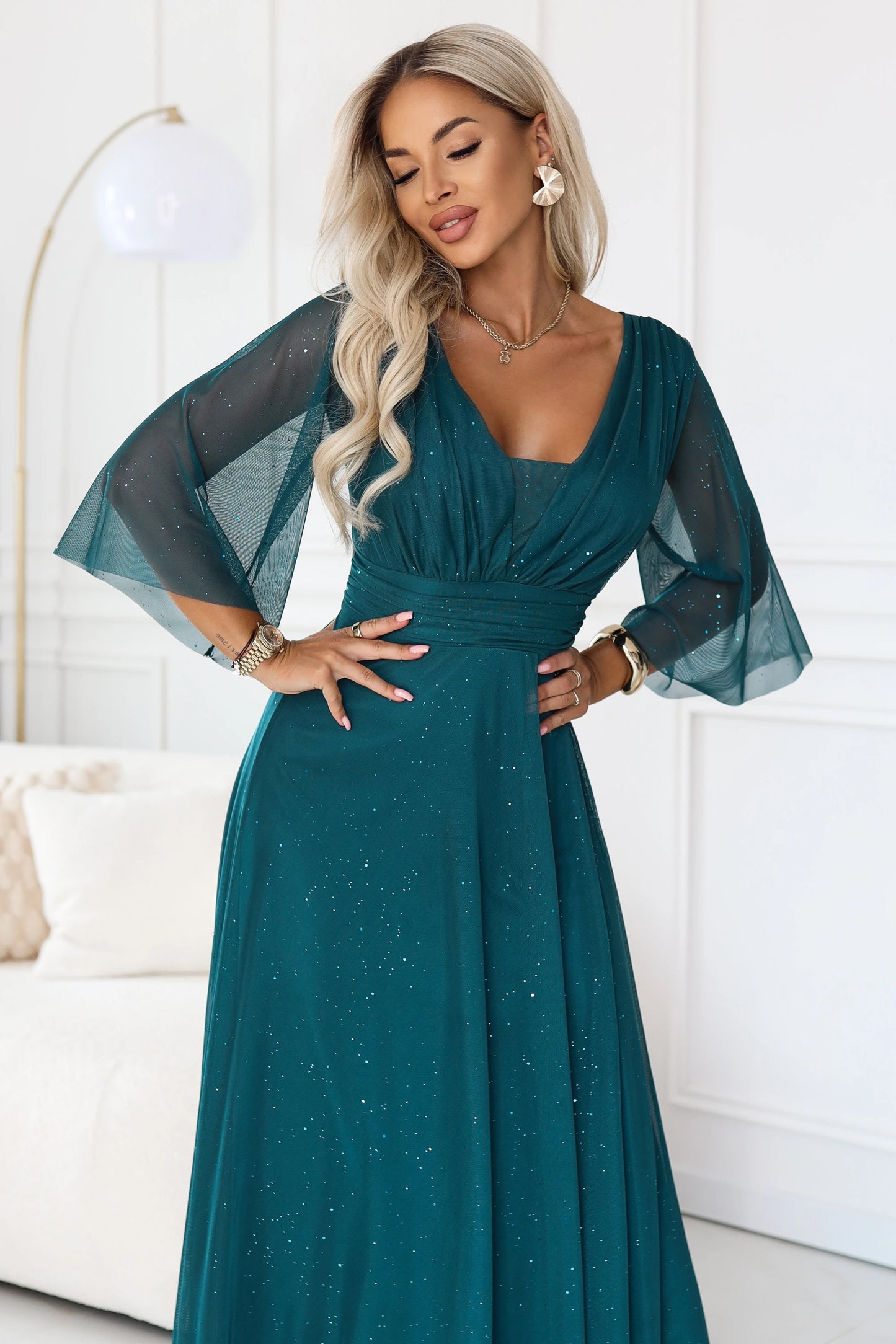 682-1 SOLENNE Langes schimmerndes Kleid mit Ausschnitt und Ärmel - meergrün