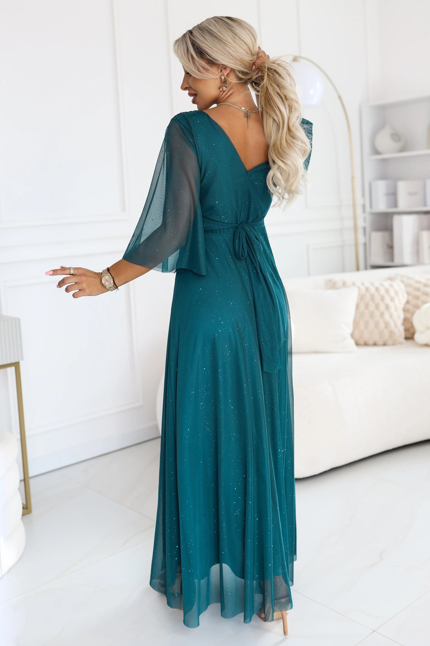 682-1 SOLENNE Langes schimmerndes Kleid mit Ausschnitt und Ärmel - meergrün